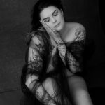 Boudoir Fotografie Linz - Porträt einer tätowierten Frau in schwarzem Tüll