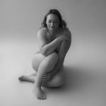 Intimes Boudoir-Foto einer Frau in entspannter Pose, aufgenommen im Studio in Linz
