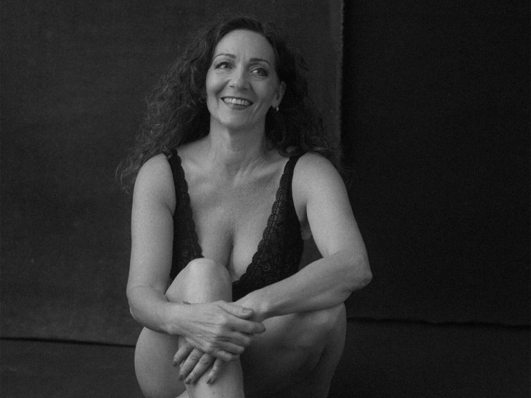 Frau bei einem Boudoir-Fotoshooting in einem Studio in Linz.