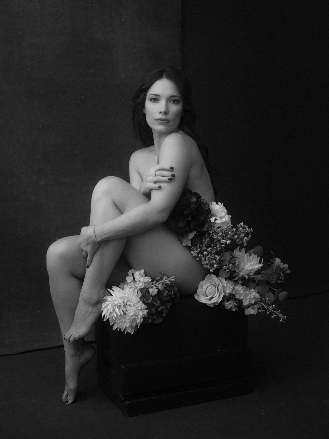 Intimes Boudoir-Fotoshooting mit Blumenarrangement in Linz